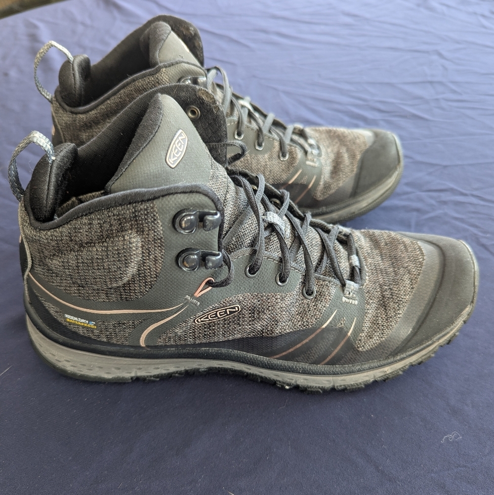 KEEN waterproof hiking boots - size 8.5 / EU 39